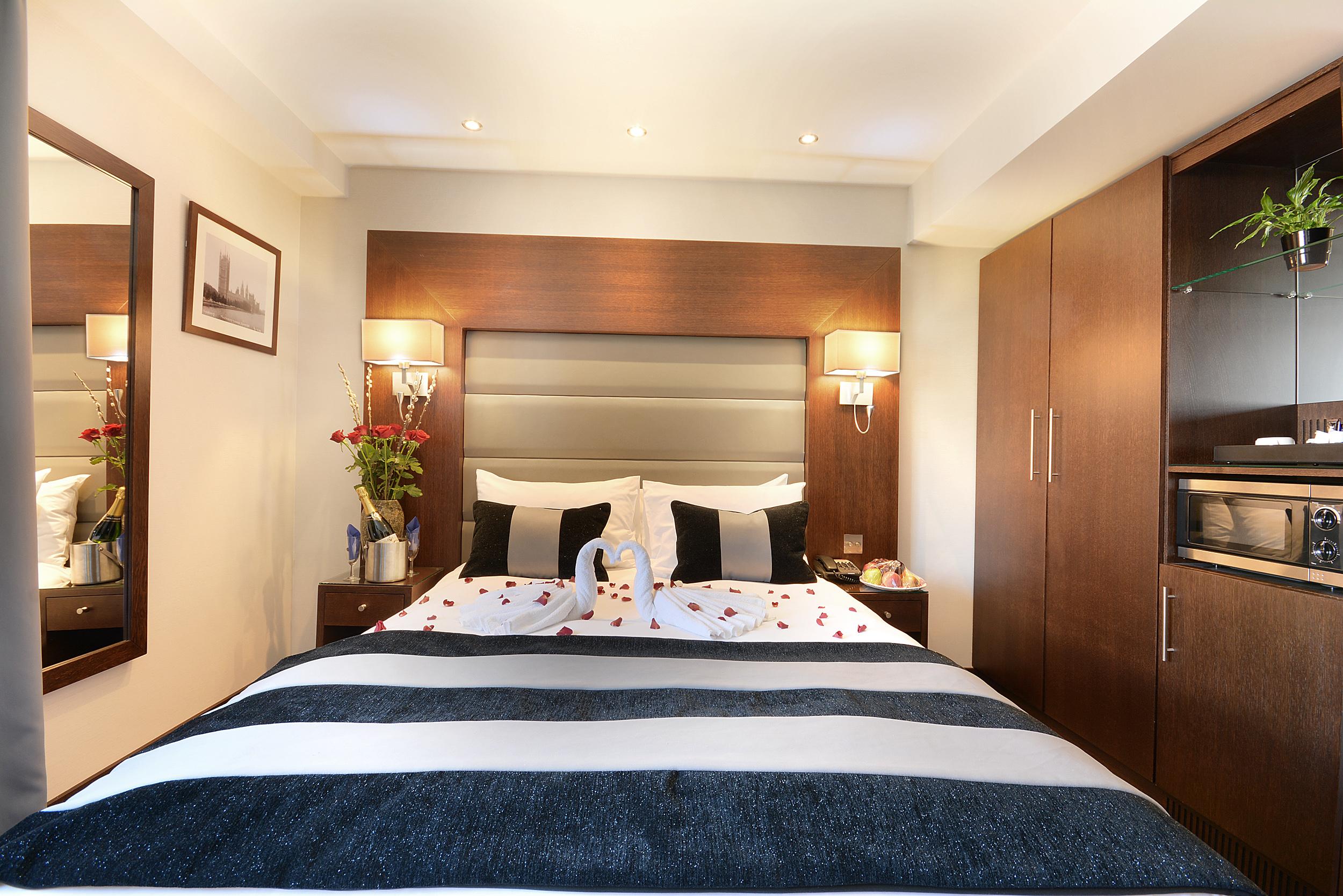 Park Grand London Lancaster Gate Hotel Eksteriør billede A bedroom at the hotel