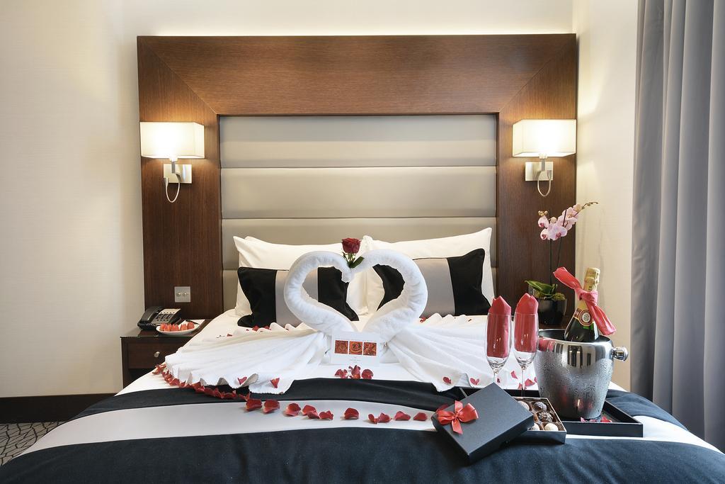 Park Grand London Lancaster Gate Hotel Eksteriør billede A bed decorated for a honeymoon
