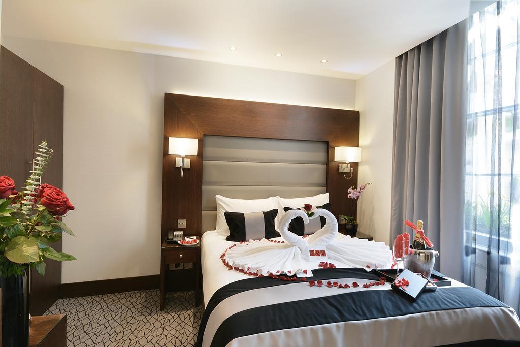 Park Grand London Lancaster Gate Hotel Eksteriør billede A bedroom at the hotel