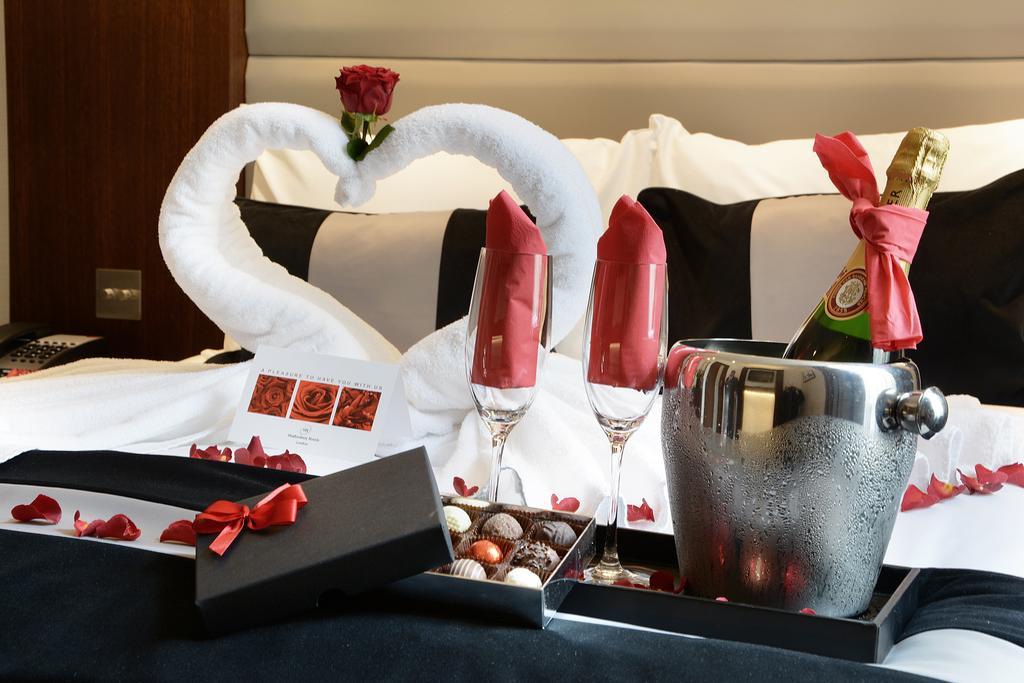 Park Grand London Lancaster Gate Hotel Eksteriør billede A romantic setting in a hotel room