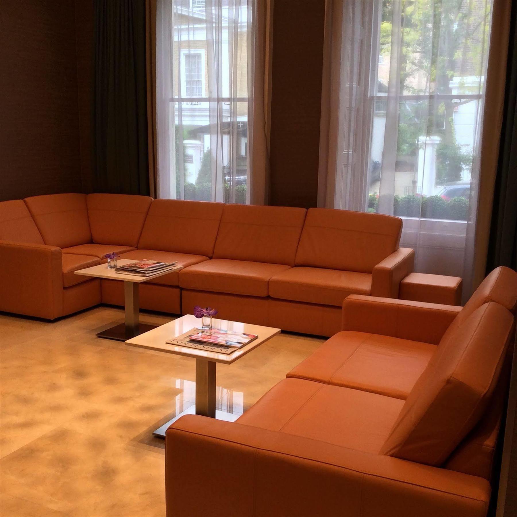 Park Grand London Lancaster Gate Hotel Eksteriør billede A leather sofa